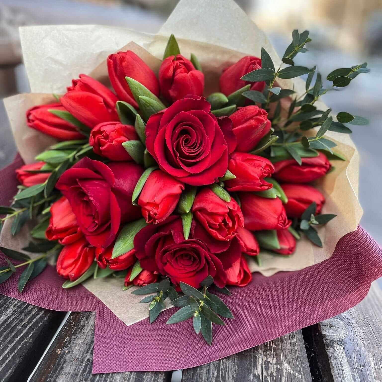 Desiree FlowerShop aranjament_floral Buchet lalele si trandafiri