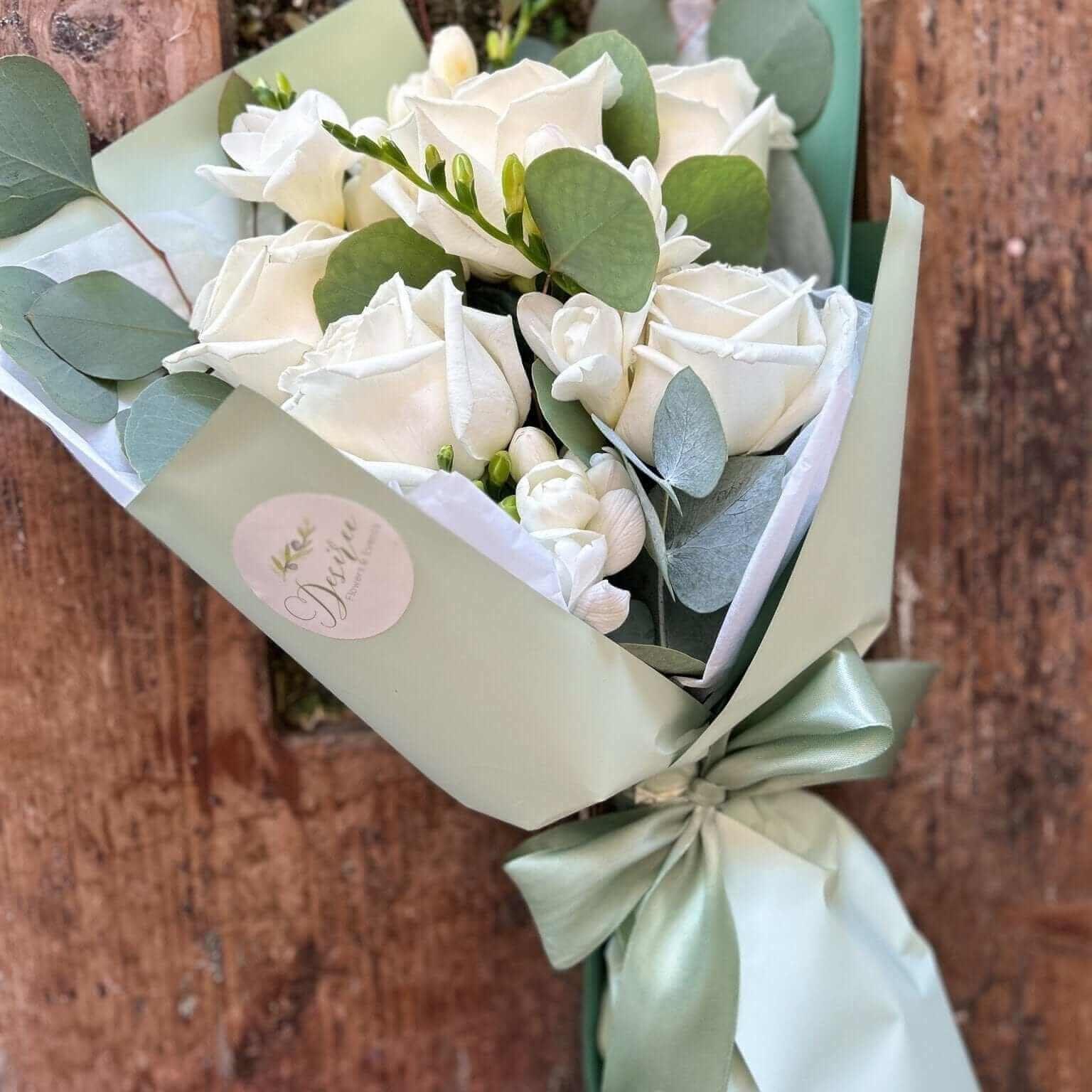 Desiree FlowerShop buchet_frezii Buchet trandafiri si frezii