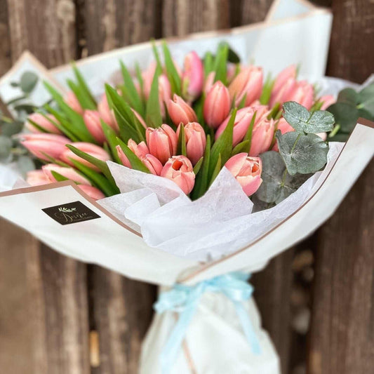 Desiree FlowerShop buchet lalele 39 fire Buchet lalele și eucalipt