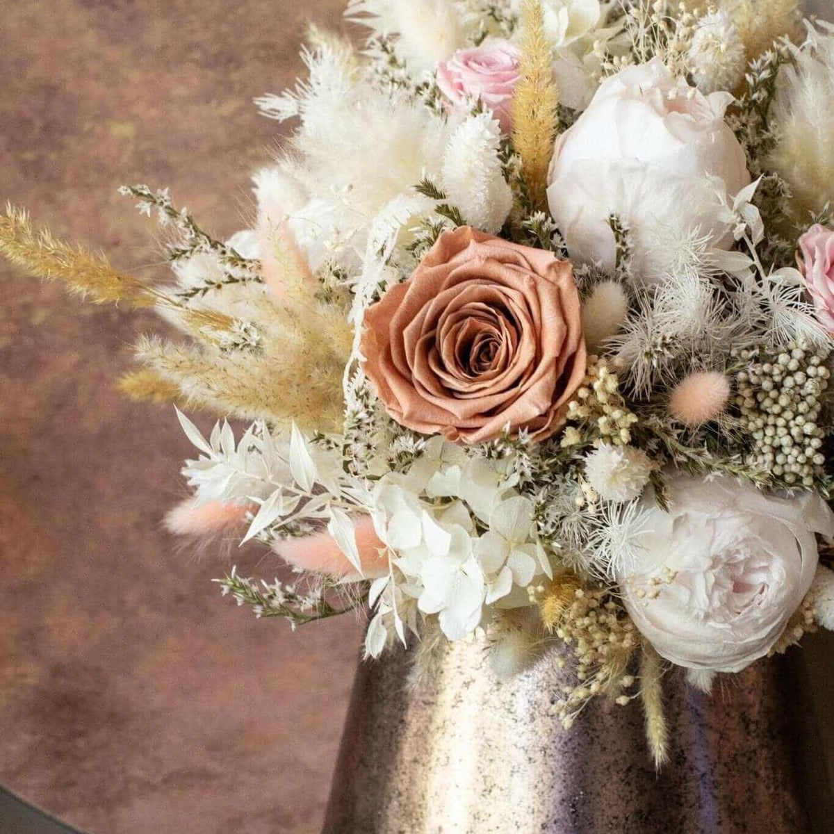 Pachet nunta flori stabilizate pastel — detaliu al decorului floral